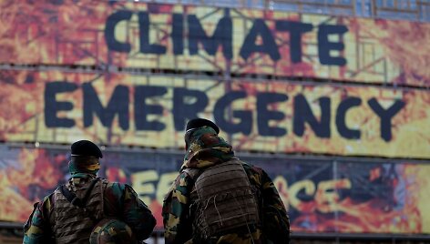 Klimato aktyvistai prie&scaron; ES lyderių susitikimą įkopė į naują Bendrijos būstinės pastatą