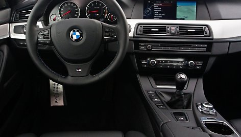 BMW M5 su mechanine pavarų dėže