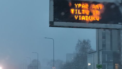 Lietuvos keliuose siaučia pūga: automagistralė Kaunas - Vilnius