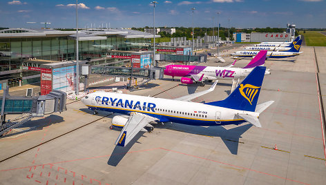 „Ryanair“ pranešė kelerius metus negalėsianti pasiūlyti klientams itin pigių bilietų