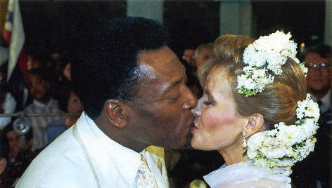 Brazilijos futbolo legenda Pele susituokė su Assiria Nascimento 1994 metais.