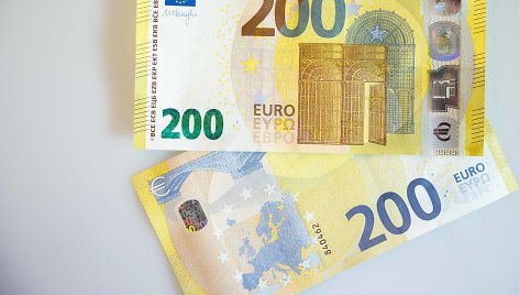 Pristatyti naujosios serijos „Europa“ 100 ir 200 eurų banknotai