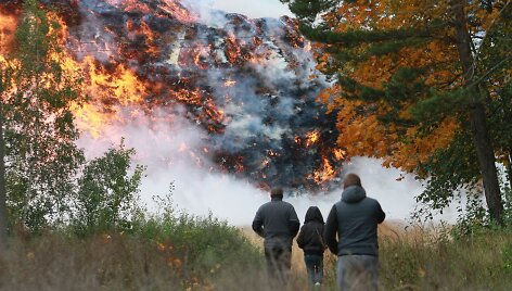 Gaisras Radvili&scaron;kyje &ndash; dega pjuvenų ir atraižų kalnas.