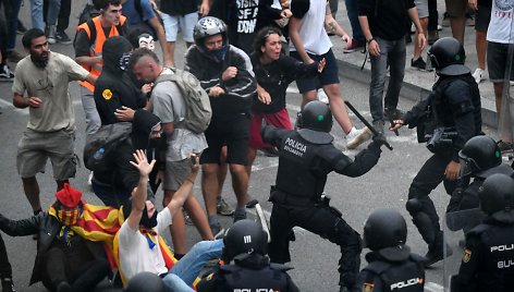 Ispanijos policija susirėmė su separatistų demonstrantais prie Barselonos oro uosto