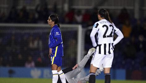 Sam Kerr paguldė įsibrovėlį ant žolės
