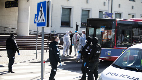 Specialiosios tarnybos ir autobusai laukia atvykstančių keleivių