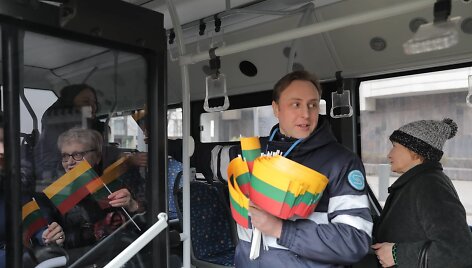 Kontrolieriai dalijo Lietuvos vėliavėles
