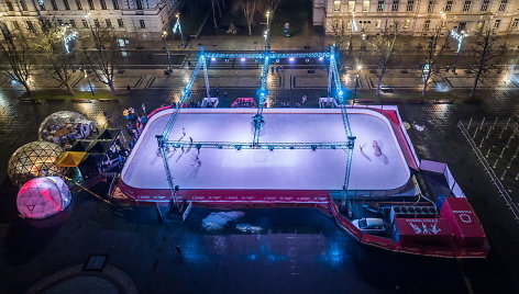 Lukiškių aikštėje atidaryta ledo čiuožykla