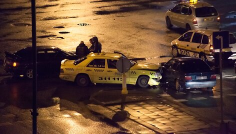 Sausio 15-osios ir Taikos pr. sankryžoje kelios minutės po vidurnakčio susidūrė BMW ir taksi automobilis. 