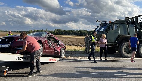 Avarija Radvili&scaron;kio rajone: lengvasis automobilis susidūrė su Lietuvos kariuomenės ma&scaron;ina 