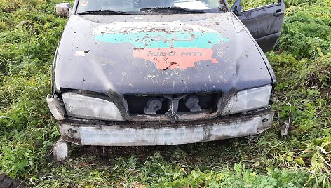 Jaunuolis su vogtu automobiliu nulėkė į griovį