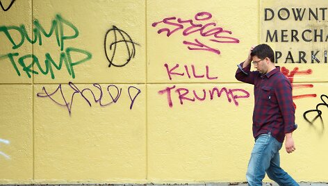 Kalifornijoje pasirodė D.Trumpą keikiančių grafičių