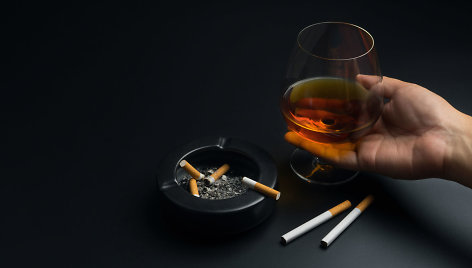 Tyrimai: vartojančiųjų alkoholį darbe daugėja, rūkančiųjų – mažėja