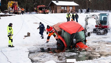 Lampėdžio ežere nuskendusio „Kauno švaros“ traktoriaus ištraukimo operacija