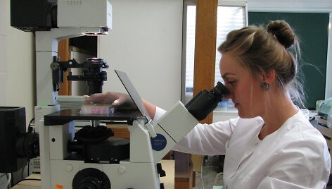 Silvija Jankevičiūtė laboratorijoje