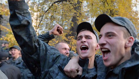 Ukrainos būtinosios tarnybos kariai susirinko protestuoti prie Ukrainos prezidentūros