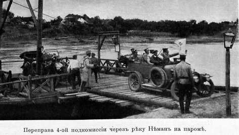Ties Bir&scaron;tonu keltas &bdquo;Lėktuvas&ldquo; kelia per Nemuną važiavimo dalyvius. 1912. 05. 29.