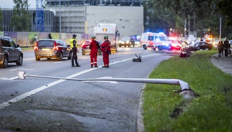 VIlniaus Olandų gatvėje BMW trenkėsi į du stulpus