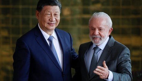 Brazilijos prezidentas Luizas Inacio Lula da Silva (dešinėje) su Kinijos kolega  Xi Jinpingu