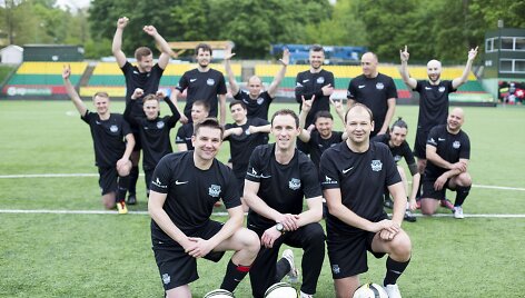 Mėgėjų futbolo klubas &bdquo;Barbakanas&ldquo;. Priekyje i&scaron; kairės: Deimantas Vainilka, Nerijus Vasiliauskas ir Marius Vaidotas