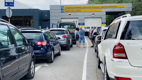 Automobilių eilės prie &bdquo;Regitros&ldquo;