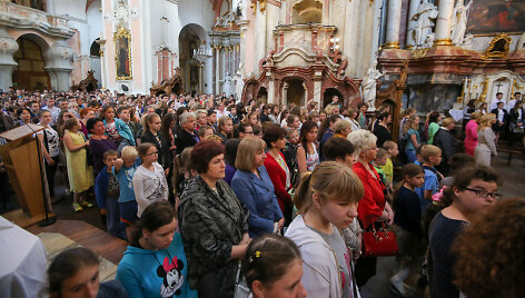 Lietuvos lenkai prie&scaron; mokyklų reorganizavimą meldėsi bažnyčioje