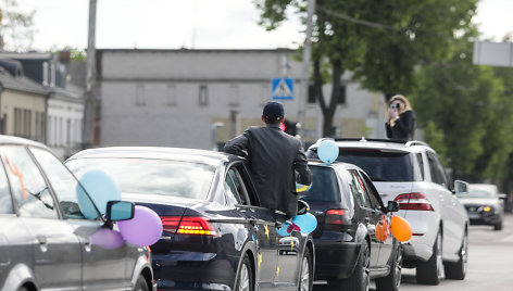 Abiturientai švenčia paskutinio skambučio dieną