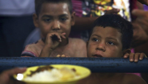 Alkani ir netekę vilties venesueliečiai plūsta į Braziliją