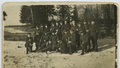 Kelionė į Lietuvos partizanų vadų suvažiavimą. Pietų Lietuvos (Nemuno) srities įgaliotiniai su Vakarų Lietuvos (Jūros) srities partizanais. 1949 m. vasario mėn.