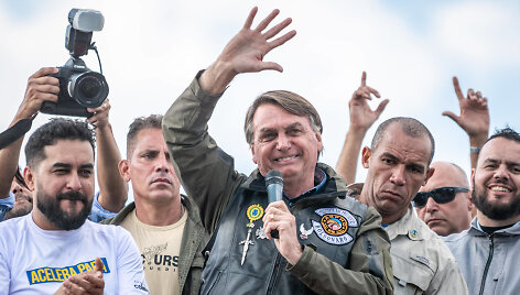 Jairas Bolsonaro (centre)