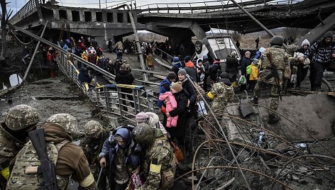 Žmonės per sugriautą tiltą evakuojasi iš Irpino, esančio į šiaurės vakarus nuo Kijevo