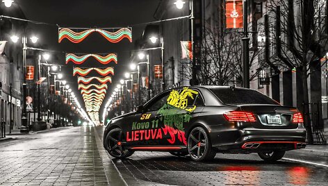 Kovo 11-ąją vilniečius stebino prabangus &bdquo;Mercedes&ldquo; su Vyčiu