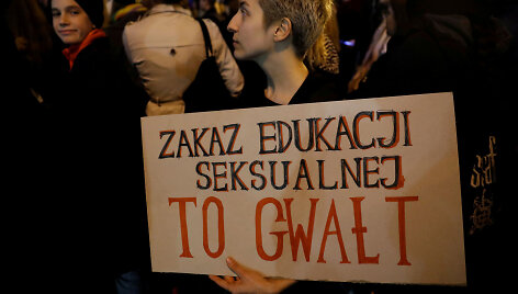 Protestas prie&scaron; įstatymo projektą, prilyginantį lytinį &scaron;vietimą pedofilijai