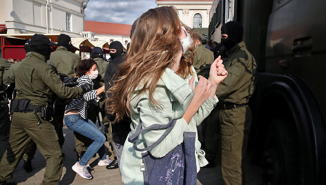 Moterų mar&scaron;o Minske metu sulaikomi protestuotojai