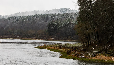 Lengva sniego paklotė apdengė Neries regioninį parką