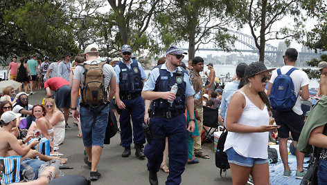 Australijos policininkai stebi besirenkančius žmones Sidnėjuje.