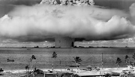Prie&scaron; 70 metų JAV i&scaron;mėgino povandeninę atominę bombą Bikini atole