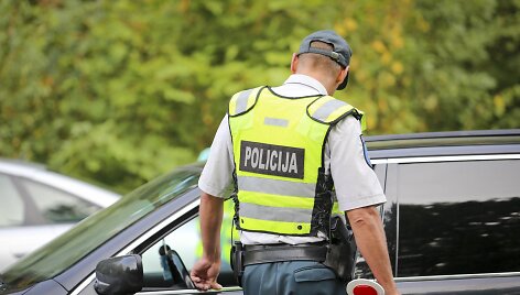 Vairuotojas duoda ky&scaron;į pareigūnui/ Asociatyvi nuotrauka