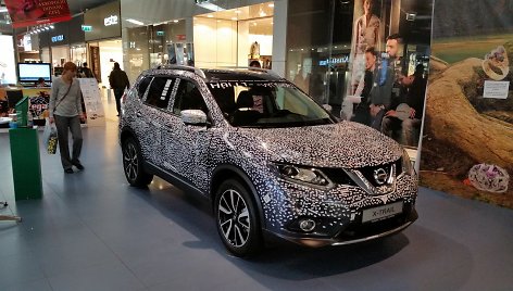 „Nissan X-Trail“ su 14 637 lipdukais