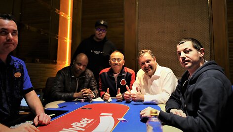 I&scaron; kairės: Philas Ivey, Danny Tangas, Paulas Phua, Antanas Guoga ir Tomas Dwanas / asm. archyvo nuotr.