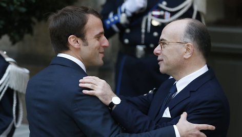 Emmanuelis Macronas ir Bernard'as Cazeneuve'as