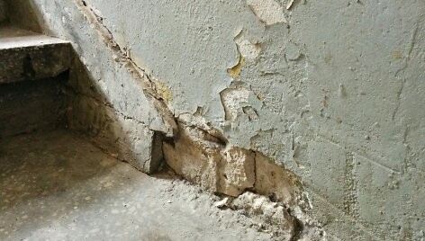 Darbininkai i&scaron;griovė sienas namo rūsyje