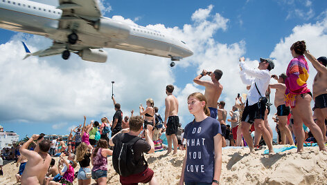Do What You Love. &Scaron;v. Martyno salos Maho paplūdimys. SXM, 2016