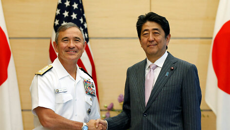 JAV admirolas Harry Harrisas ir Japonijos premjeras Shinzo Abe