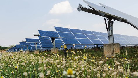 Svarbu turintiems saulės elektrines: elektros „pasaugojimo mokestį“ kitąmet planuojama didinti