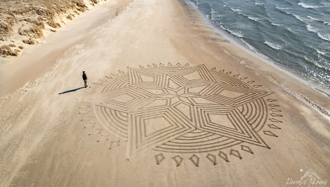Įspūdingus piešinius smėlyje kuriantis Karolis: „Kartais jūra pasiglemžia nė nebaigus“