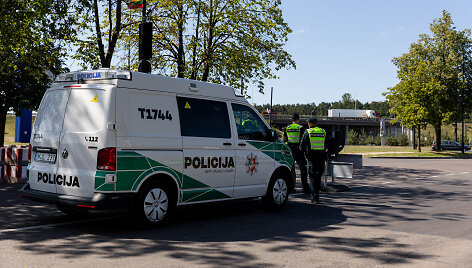 Policijos pareigūnai ir Lietuvos kariuomenės kariai Litexpo prieigose