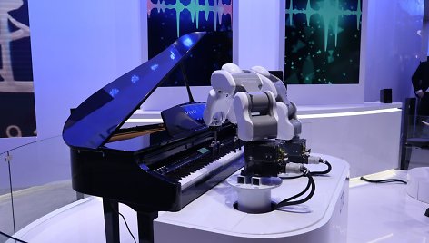 Pianinu grojantis robotas