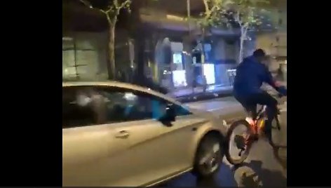 Nufilmuota, kaip Madride automobilis rėžėsi į dviratininkų grupę