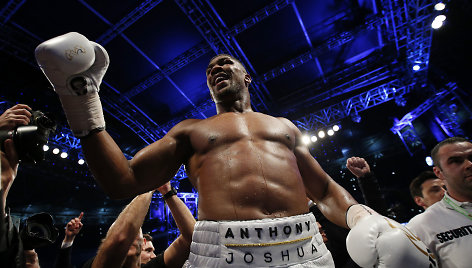 Anthony Joshua kovoje dėl bokso sunkiasvorių titulo palaužė ukrainietį V.Klyčko. 